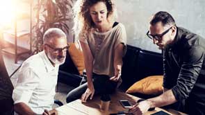 3 personen overleg laptop