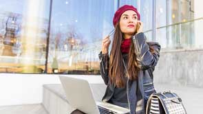 dame aan telefoon buiten