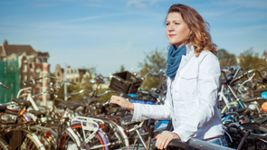 dame in fietsenstalling