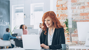 dame rood haar op kantoor