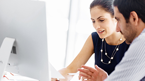 dame met zwarte jurk en collier