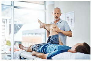 fysiotherapeut behandelt patient