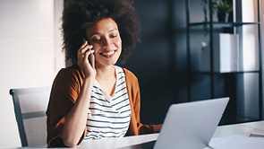 vrouw met telefoon en laptop