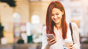 Jonge vrouw checkt smartphone