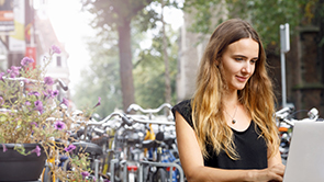 jongedame buiten fietsenstalling