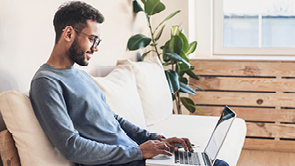 man met baard en laptop
