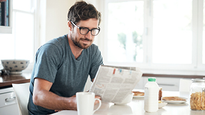 man in blauw hemd met laptop