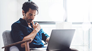 man donker haar met laptop