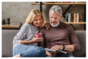 man en vrouw samen op een bank met een boek