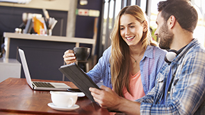 man en vrouw digitaal en koffie