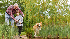 opa, kleinkind en hond vissen samen