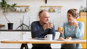 oudere dame en heer in keuken