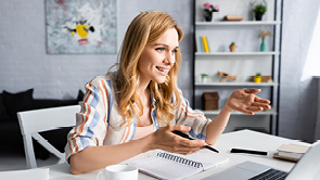 pratende blonde vrouw bij laptop