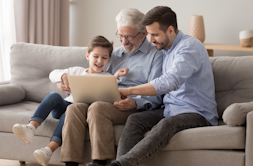 man en vrouw achter laptop