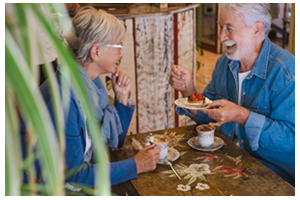 vrouw en man drinken koffie