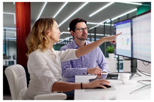 vrouw en man kijken naar een computerscherm