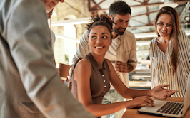 vrouw kijkt naar man