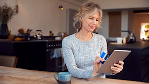 vrouw kijkt op tablet