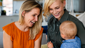 Vrouwen en baby op schoot