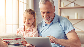 opa en kleindochter met papier en tablet