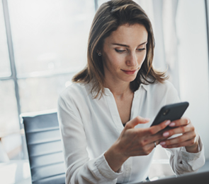 vrouw met smartphone