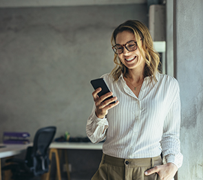 vrouw witte blouse en smartphone