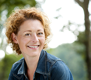 jonge lachende vrouw