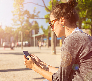 jonge vrouw smartphone